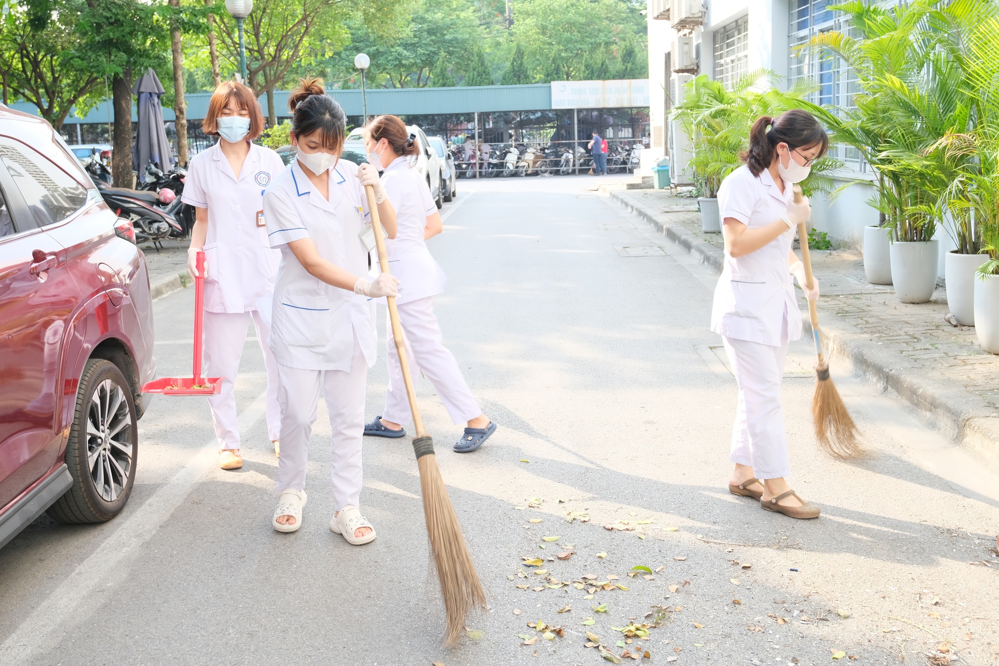 RA QUÂN DỌN DẸP VỆ SINH MÔI TRƯỜNG.