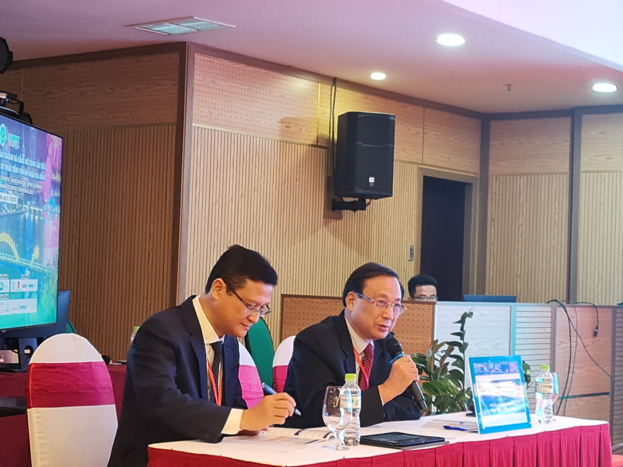 TS.BS. PHAN HƯỚNG DƯƠNG – PHÓ GIÁM ĐỐC BỆNH VIỆN THAM DỰ HỘI NGHỊ NỘI TIẾT – ĐÁI THÁO ĐƯỜNG TẠI ĐÀ NẴNG