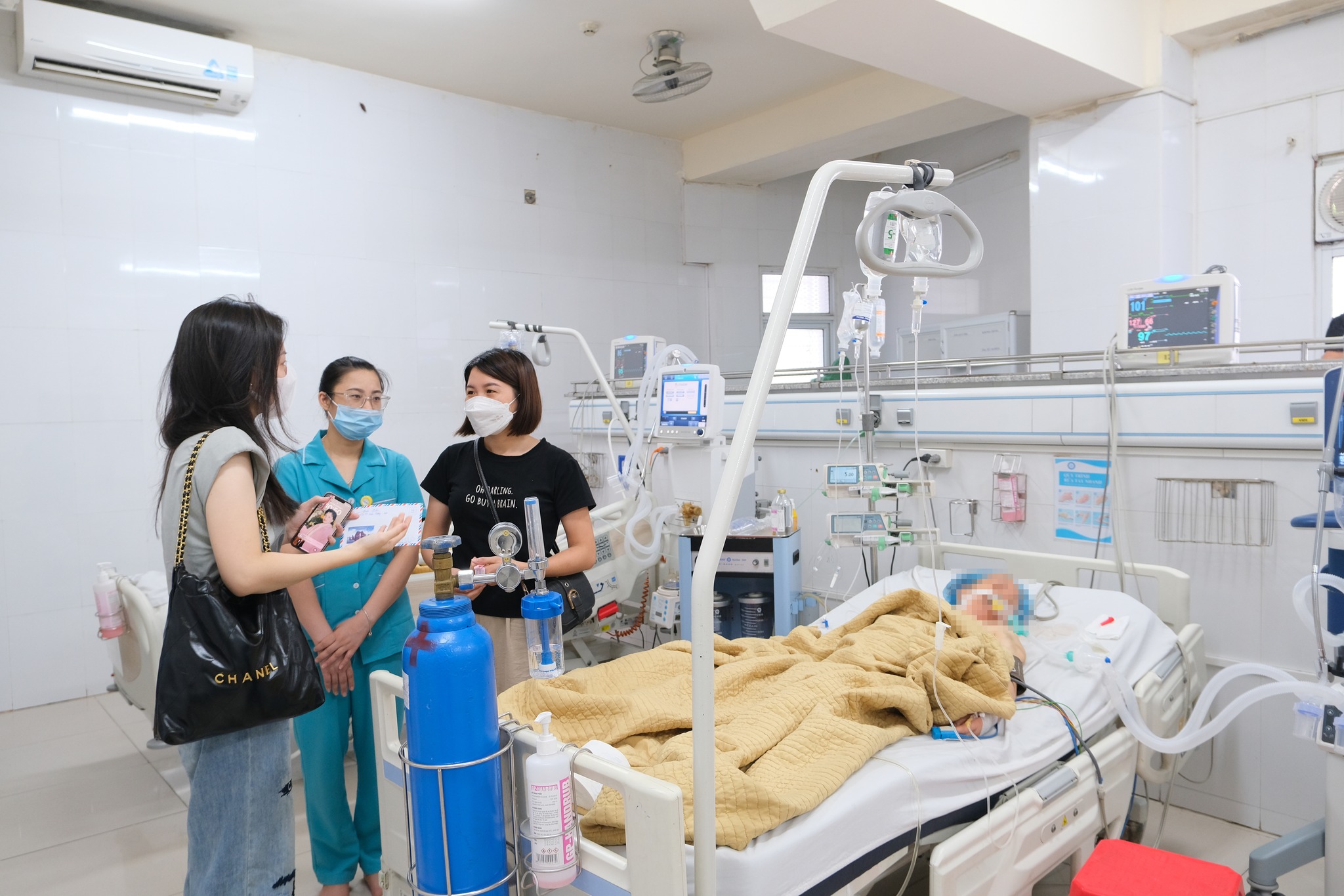 TRAO TẶNG QUÀ CHO NGƯỜI BỆNH CÓ HOÀN CẢNH KHÓ KHĂN ĐANG ĐIỀU TRỊ NỘI TRÚ TẠI BỆNH VIỆN