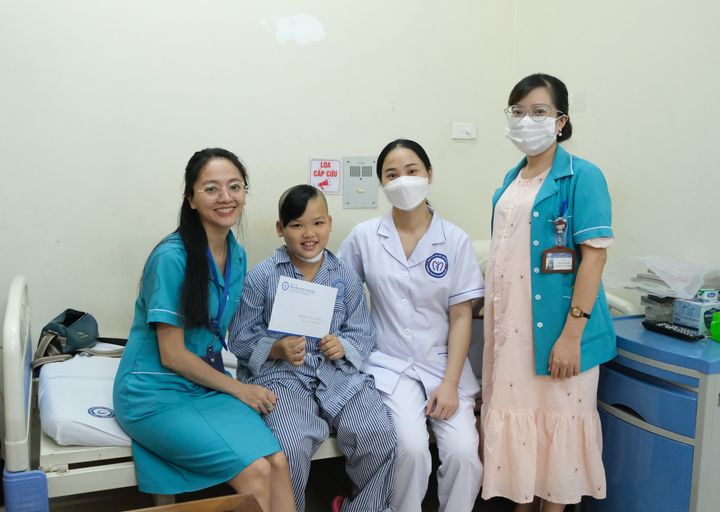 TRAO QUÀ TỪ THIỆN CHO NGƯỜI BỆNH CÓ HOÀN CẢNH KHÓ KHĂN ĐANG ĐIỀU TRỊ TẠI BỆNH VIỆN