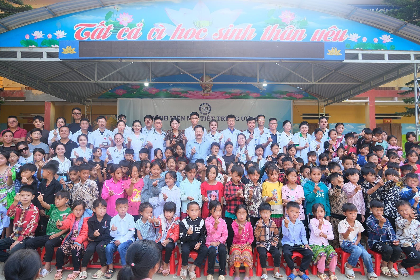 KHÁM CHỮA BỆNH THIỆN NGUYỆN VÀ TẶNG QUÀ CHO GIÁO VIÊN, HỌC SINH TRƯỜNG PHỔ THÔNG DÂN TỘC BÁN TRÚ TH&THCS XÀ HỒ, HUYỆN TRẠM TẤU, TỈNH YÊN BÁI