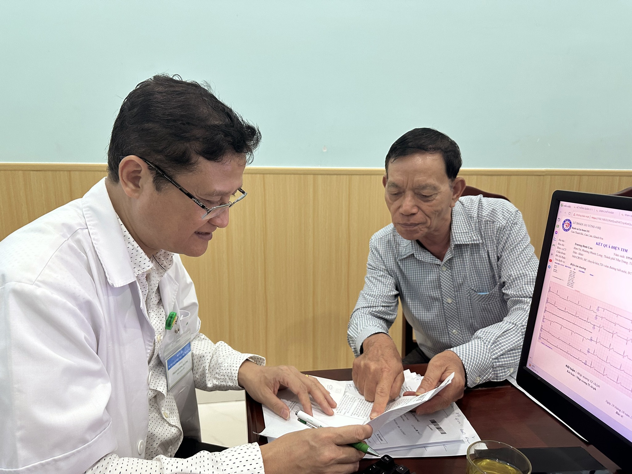 PHÓ GIÁM ĐỐC PHAN HƯỚNG DƯƠNG VÀ ĐOÀN CÔNG TÁC KING88 - Nền tảng cá cược World Cup 2026 chính thức KHÁM, TƯ VẤN SỨC KHỎE CHO GẦN 400 CÁN BỘ, CHIẾN SỸ, NGƯỜI DÂN TẠI PHÒNG KHÁM BỆNH XÁ 101 VÙNG 4 HẢI QUÂN