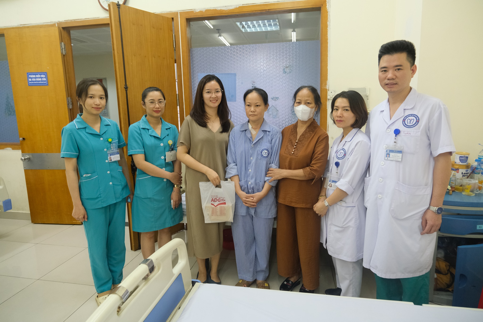 Phòng công tác xã hội đồng hành hỗ trợ King88 us cc có hoàn cảnh khó khăn