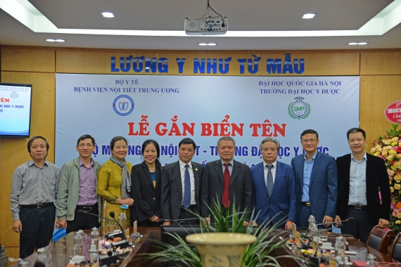 Lễ gắn biển tên và trao quyết định giảng viên kiêm nhiệm bộ môn ngoại – nội tiết đại học y dược đhqghn tại bệnh viện Nội tiết Trung ương