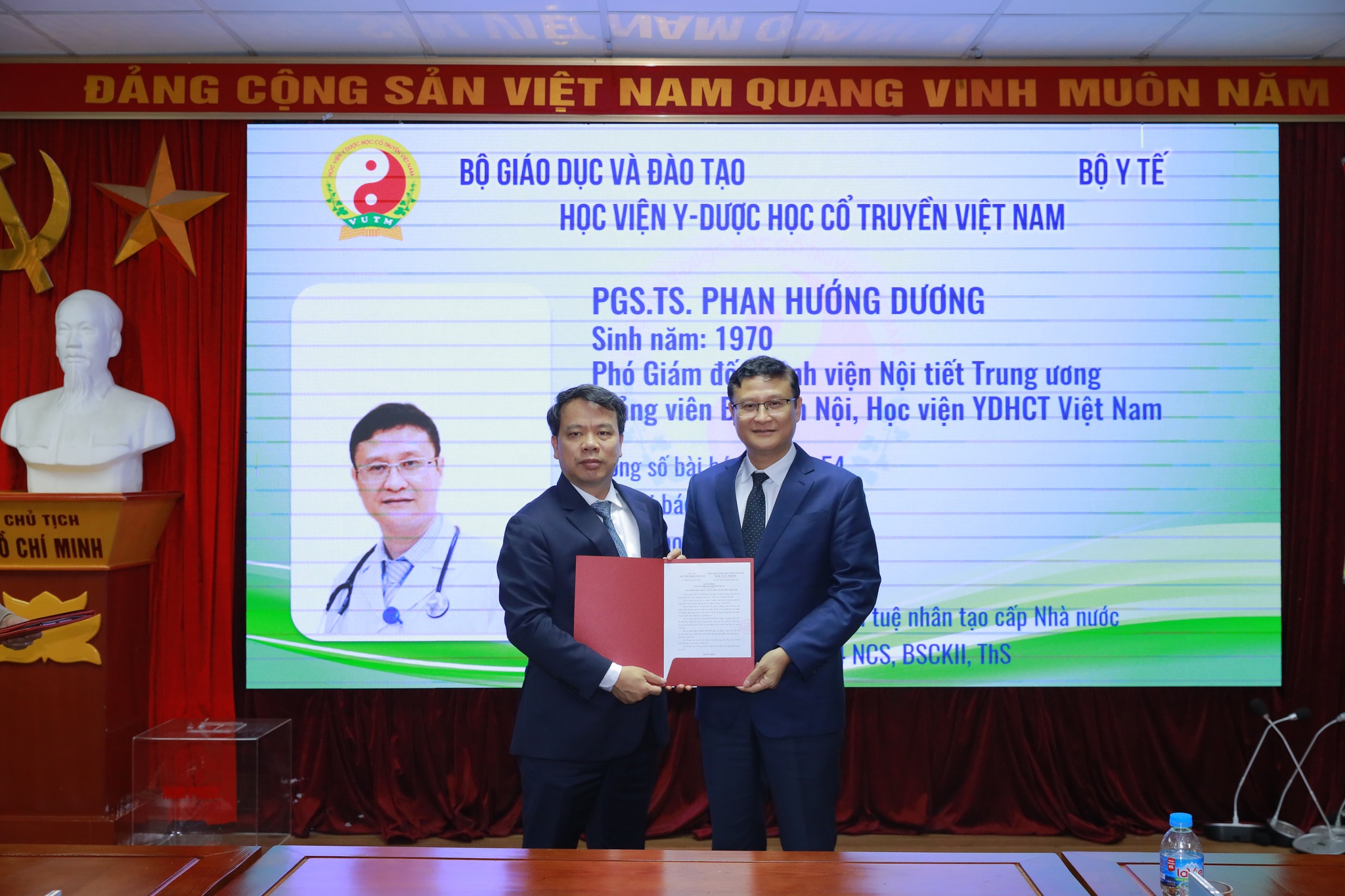 Chúc mừng Tiến sỹ, Nhà Cái Cá Cược Uy Tín King88 Vina Phan Hướng Dương được công nhận đạt tiêu chuẩn chức danh Phó Giáo sư