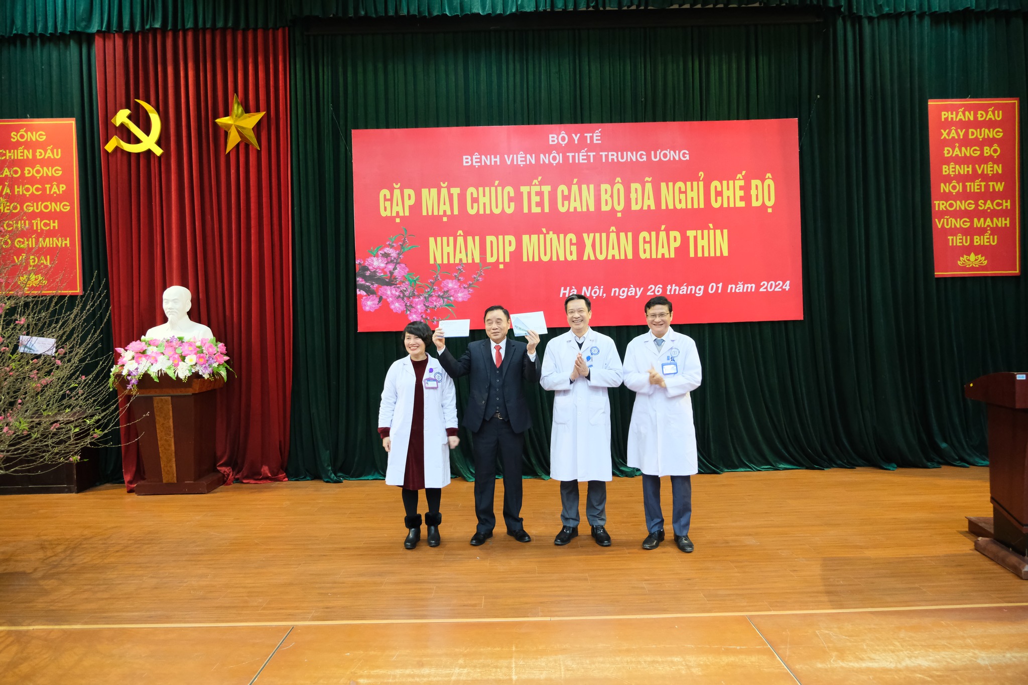 KING88 - Nền tảng cá cược World Cup 2026 chính thức gặp mặt, tri ân cán bộ hưu trí nhân dịp mừng xuân Giáp Thìn 2024