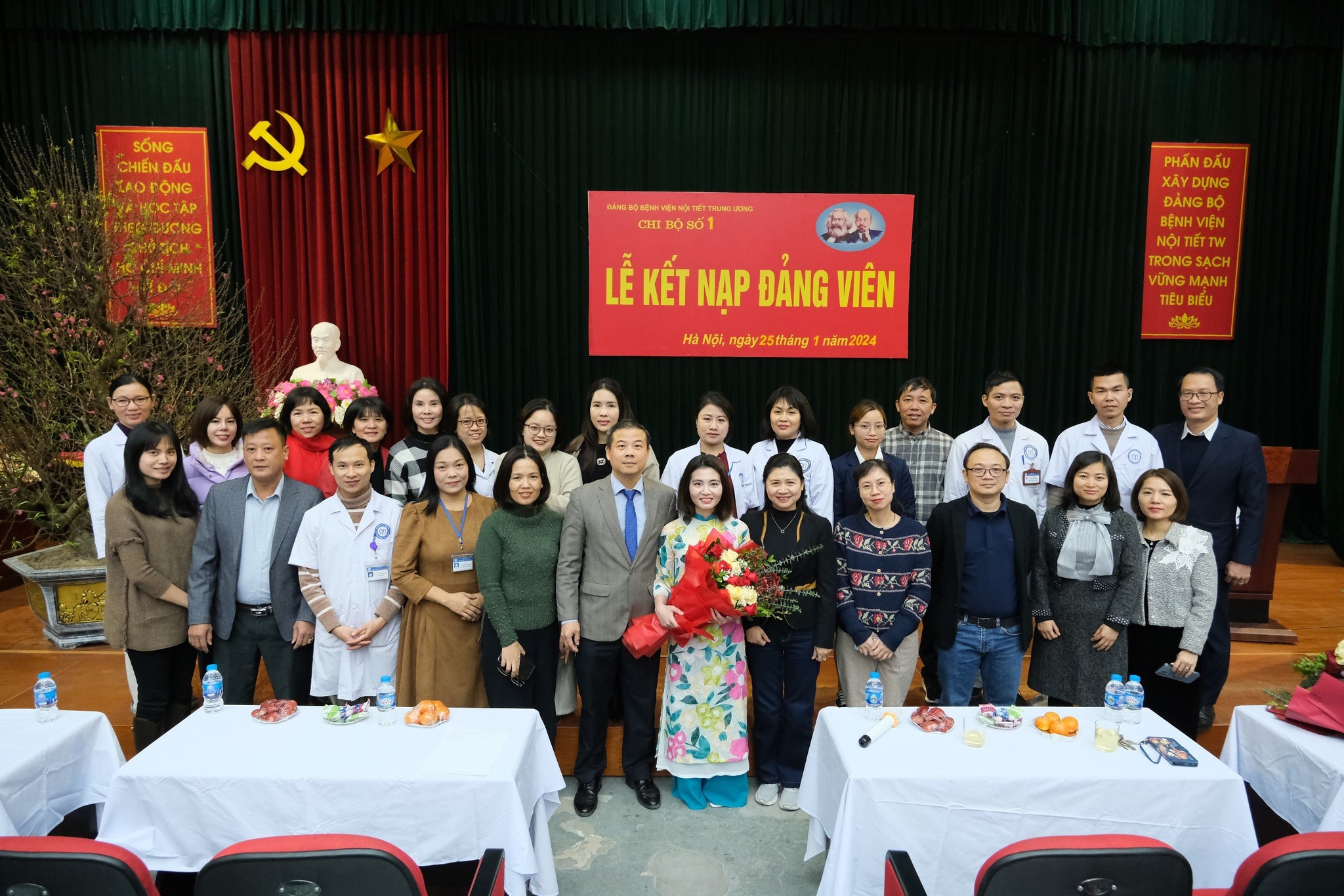 Lễ kết nạp Đảng viên mới Chi bộ số 1 và số 5 – Đảng bộ KING88 - Nền tảng cá cược World Cup 2026 chính thức