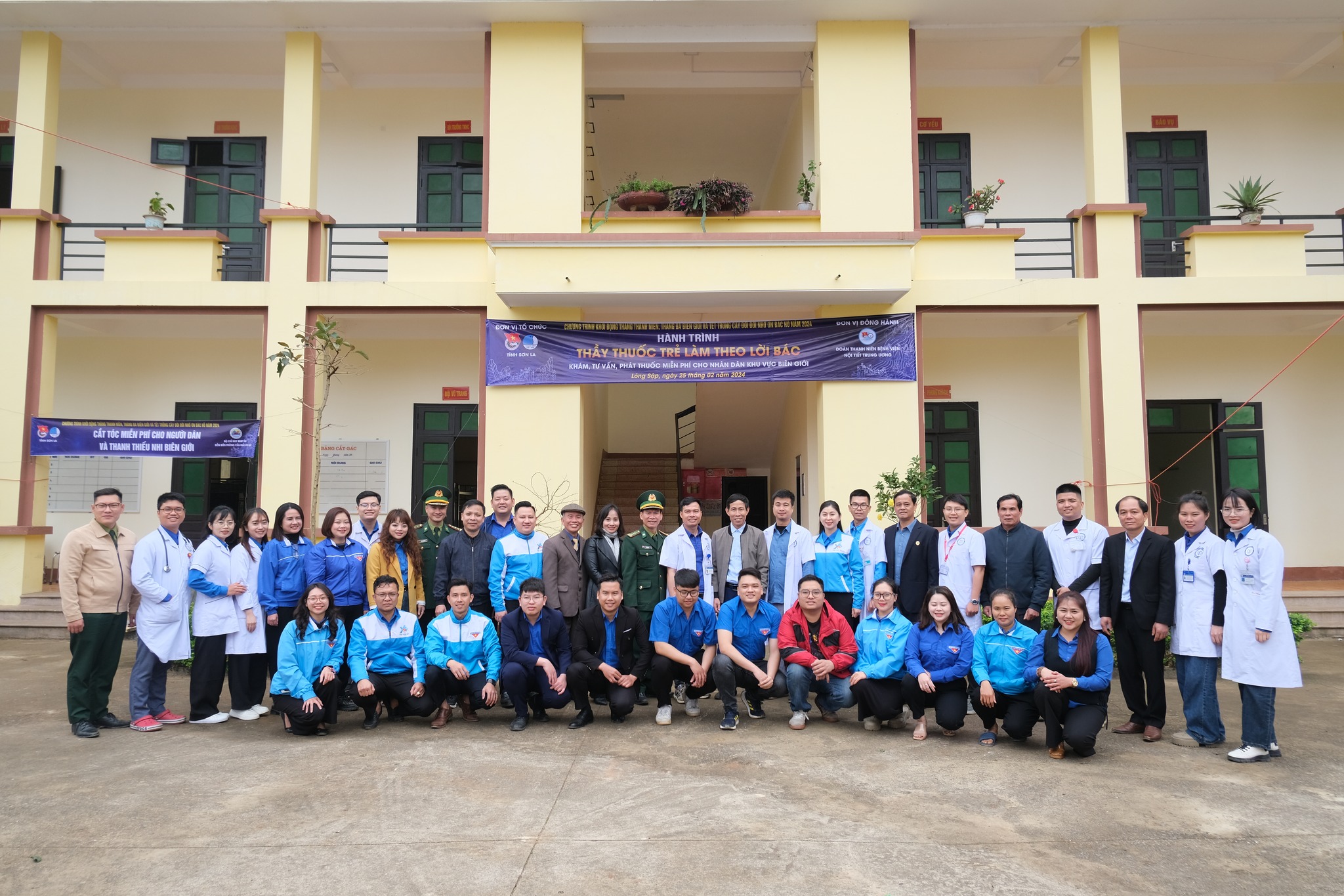 King88clb com link không chặn KING88 - Nền tảng cá cược World Cup 2026 chính thức thăm khám cấp phát thuốc miễn phí cho người dân tại xã Lóng Sập, Sơn La