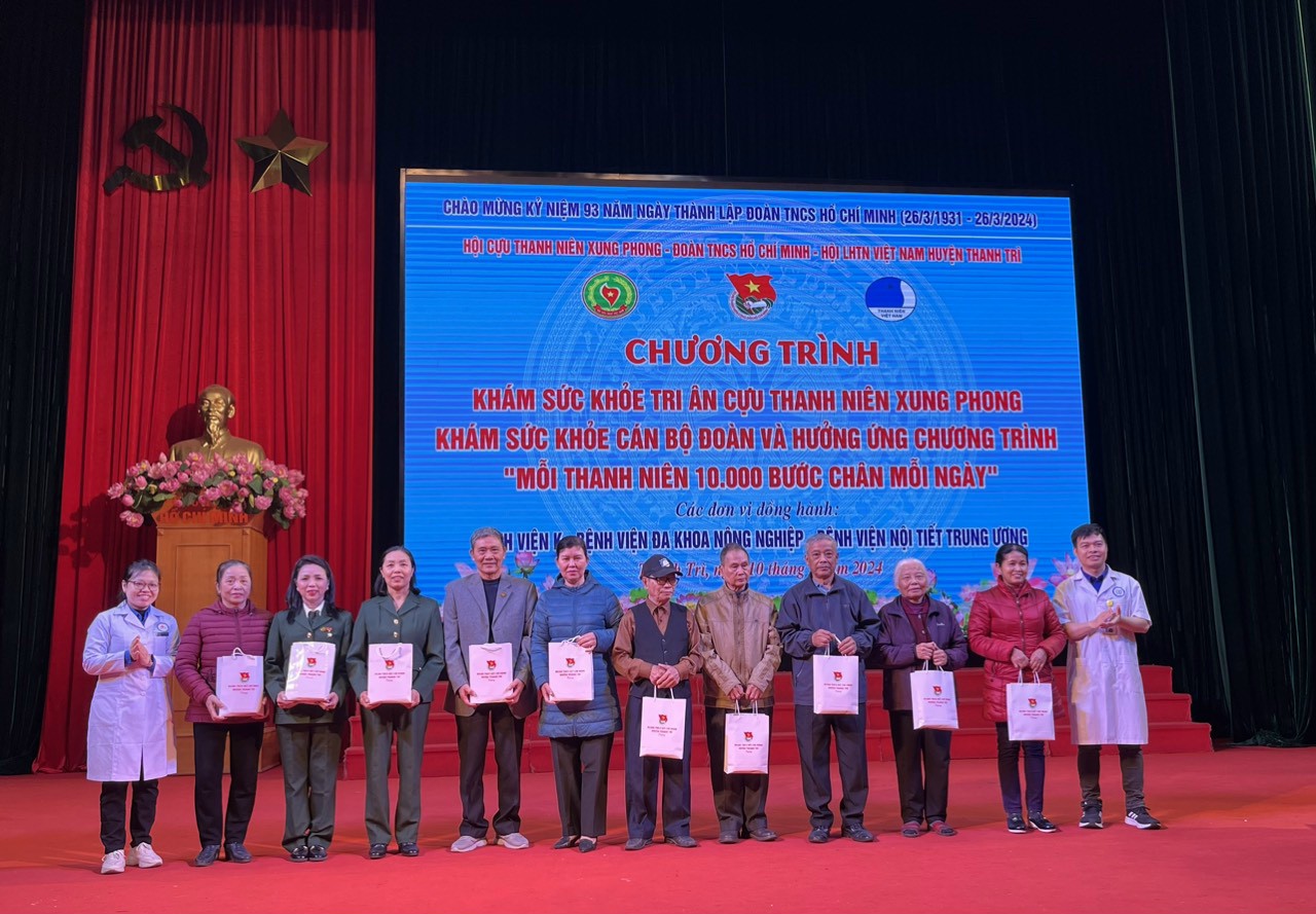 Khám sức khỏe, tặng thuốc tri ân các đồng chí cựu Thanh niên xung phong và cán bộ Đoàn tại huyện Thanh Trì