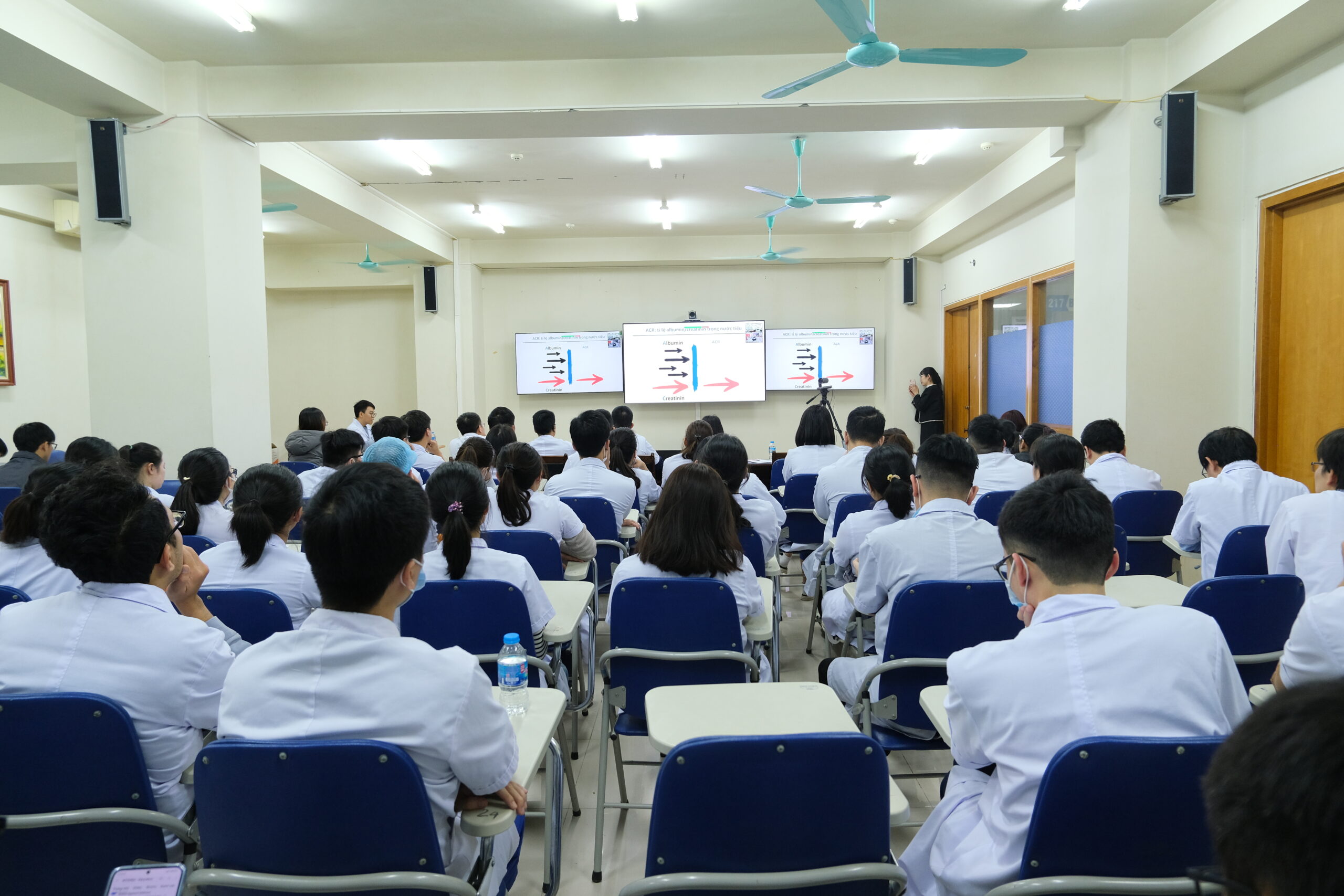Sinh hoạt khoa học trực tuyến hai cơ sở của Câu lạc bộ thầy thuốc trẻ