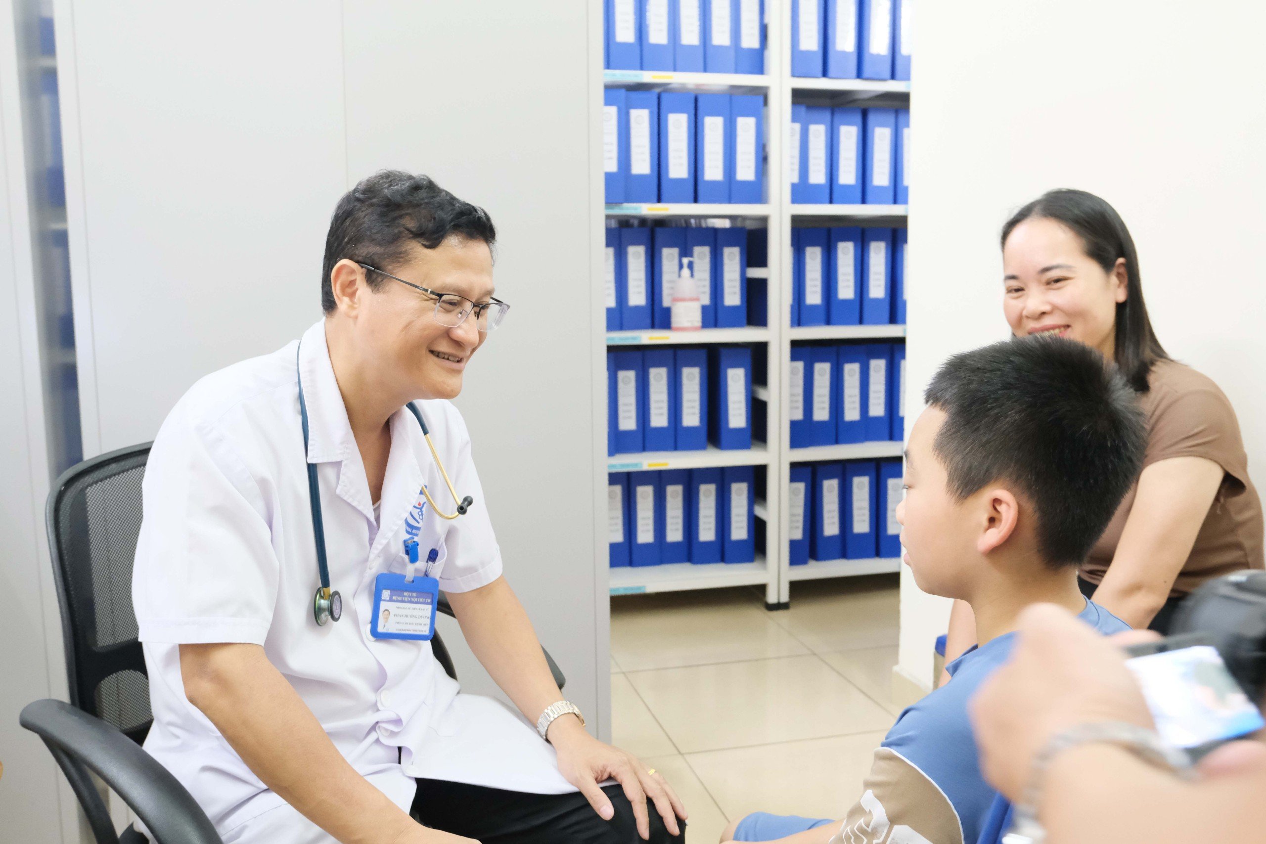 Khám, tư vấn và tặng thuốc miễn phí cho con chiến sỹ đóng quân trên Đảo An Bang, huyện Đảo Trường Sa, tỉnh Khánh Hòa