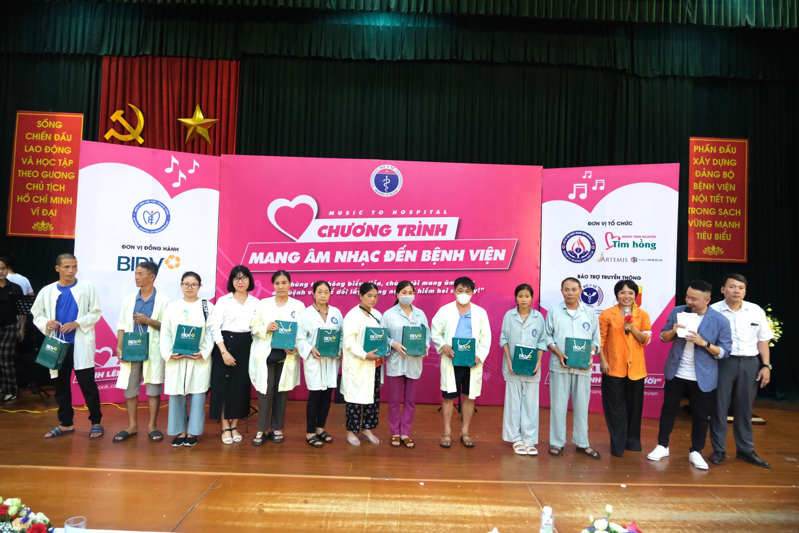 Chương trình “Mang âm nhạc đến bệnh viện” chào mừng kỷ niệm 55 năm thành lập KING88 - Nền tảng cá cược World Cup 2026 chính thức