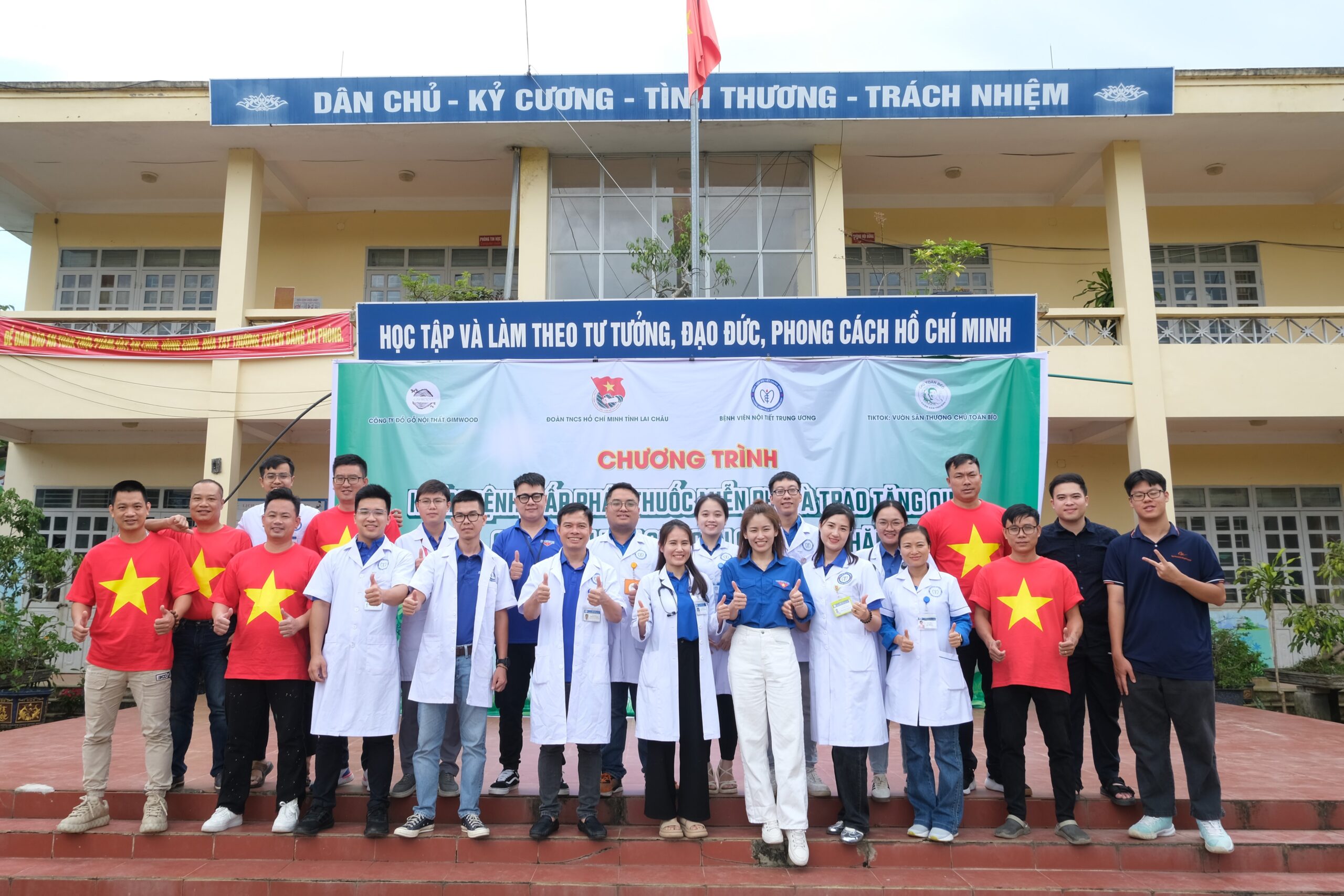 King88clb com link không chặn KING88 - Nền tảng cá cược World Cup 2026 chính thức tham gia hoạt động khám bệnh, cấp phát thuốc miễn phí và tặng quà cho người dân có hoàn cảnh khó khăn tại xã Tà Hừa