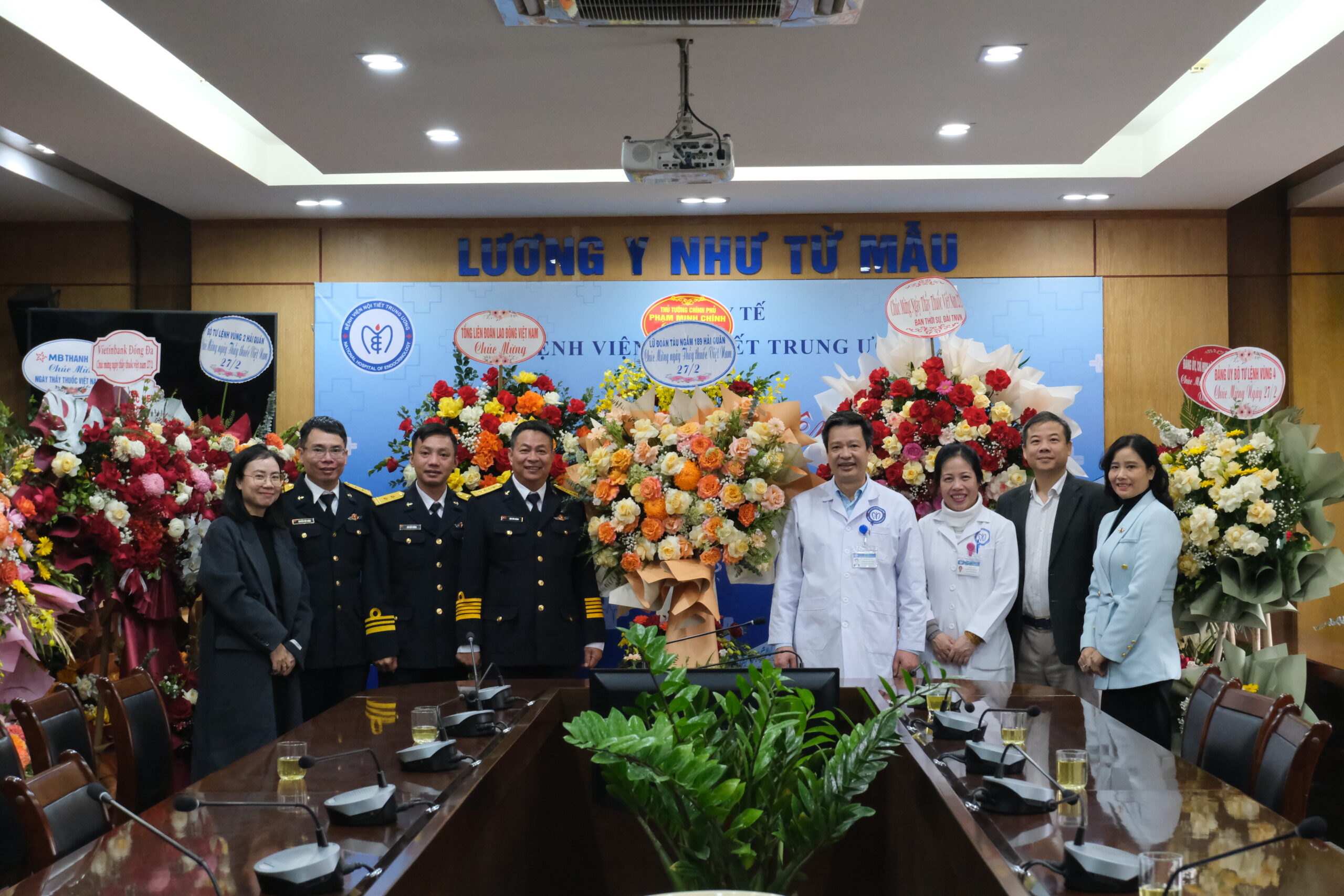 Nhiều đoàn khách quý đến thăm và chúc mừng bệnh viện Nội tiết Trung ương nhân ngày Thầy thuốc Việt Nam