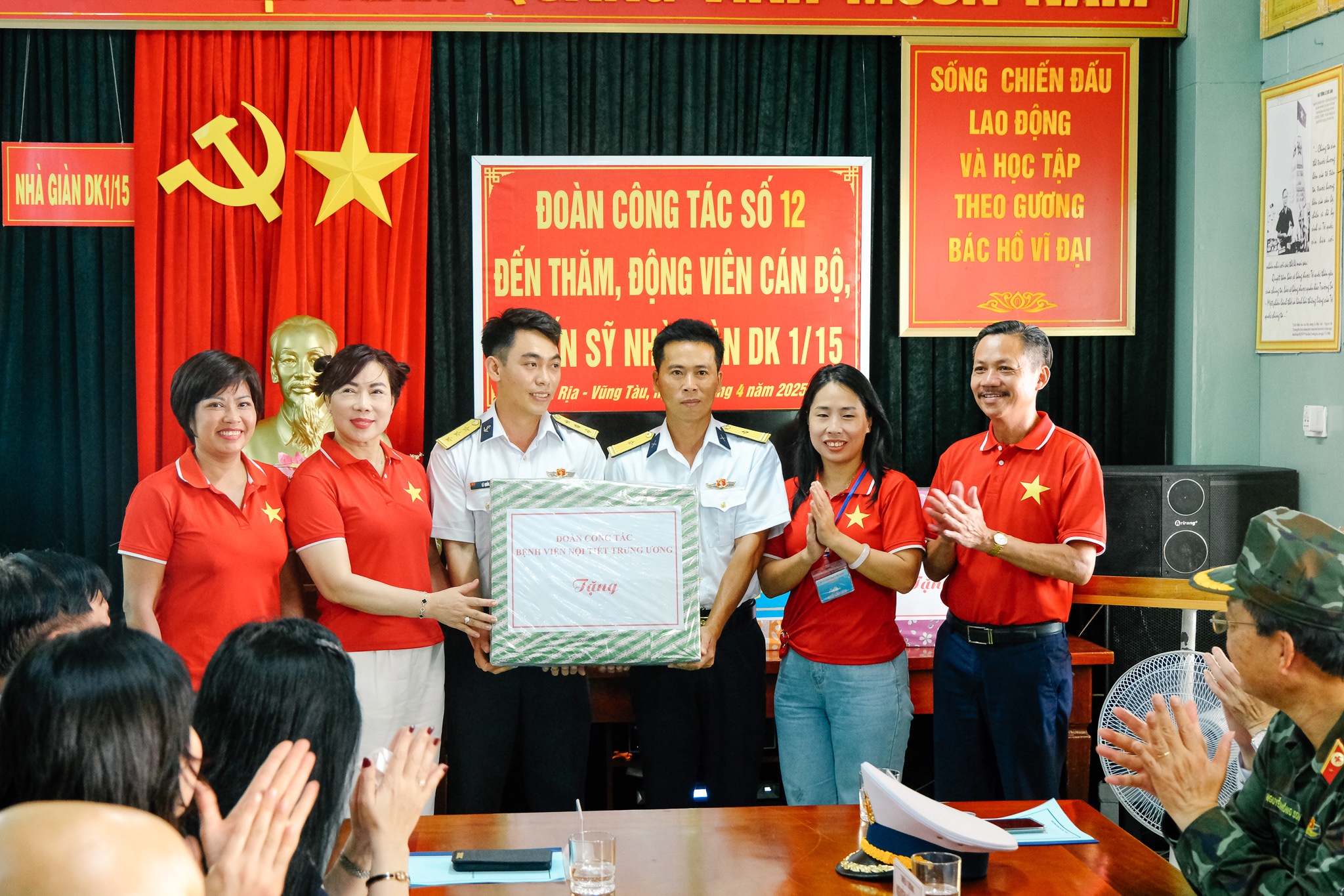 KING88 - Nền tảng cá cược World Cup 2026 chính thức tham gia đoàn công tác thăm, khám bệnh và tặng quà tại quần đảo Trường Sa và Nhà giàn DK1