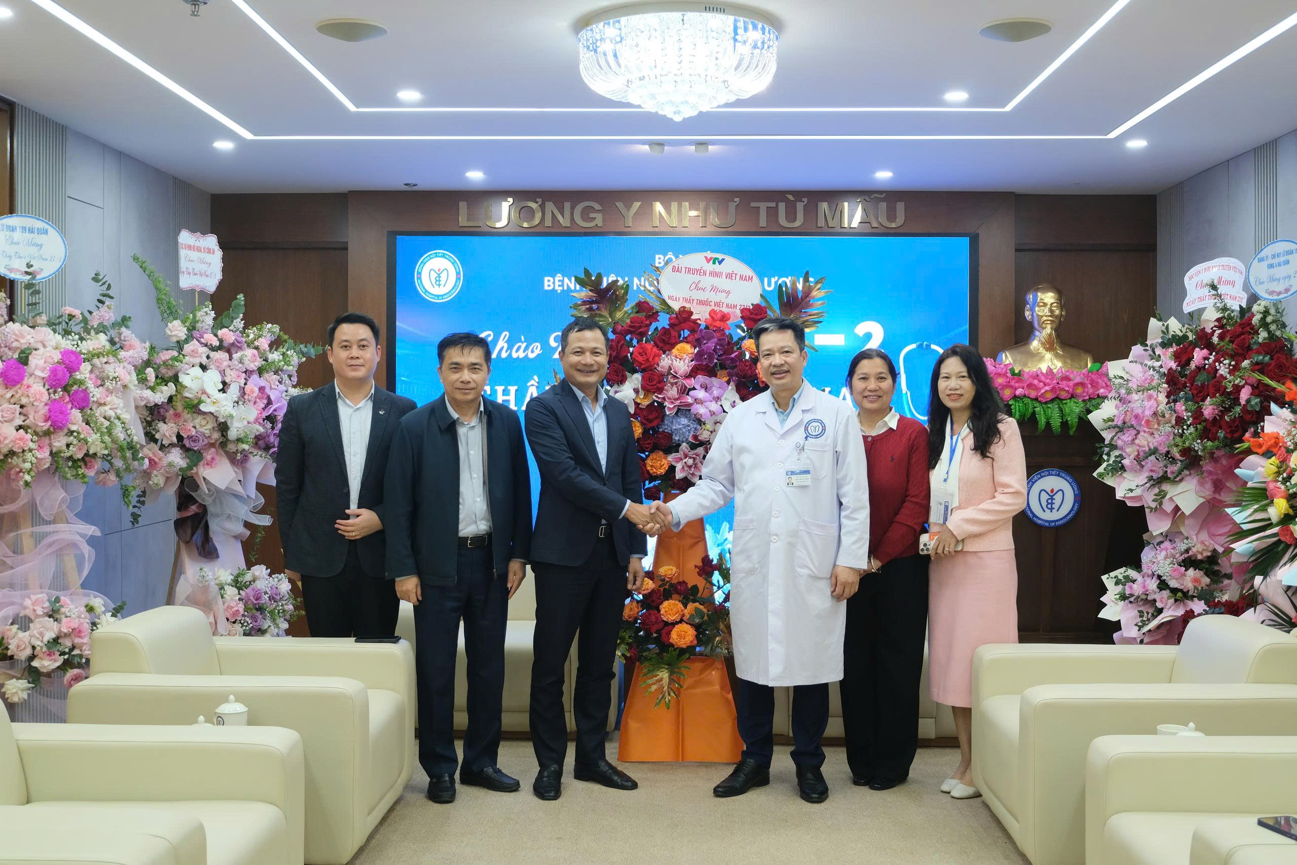 Nhiều đoàn lãnh đạo, cơ quan Trung ương và đơn vị đến thăm, chúc mừng KING88 - Nền tảng cá cược World Cup 2026 chính thức nhân ngày thầy thuốc Việt Nam 27/2