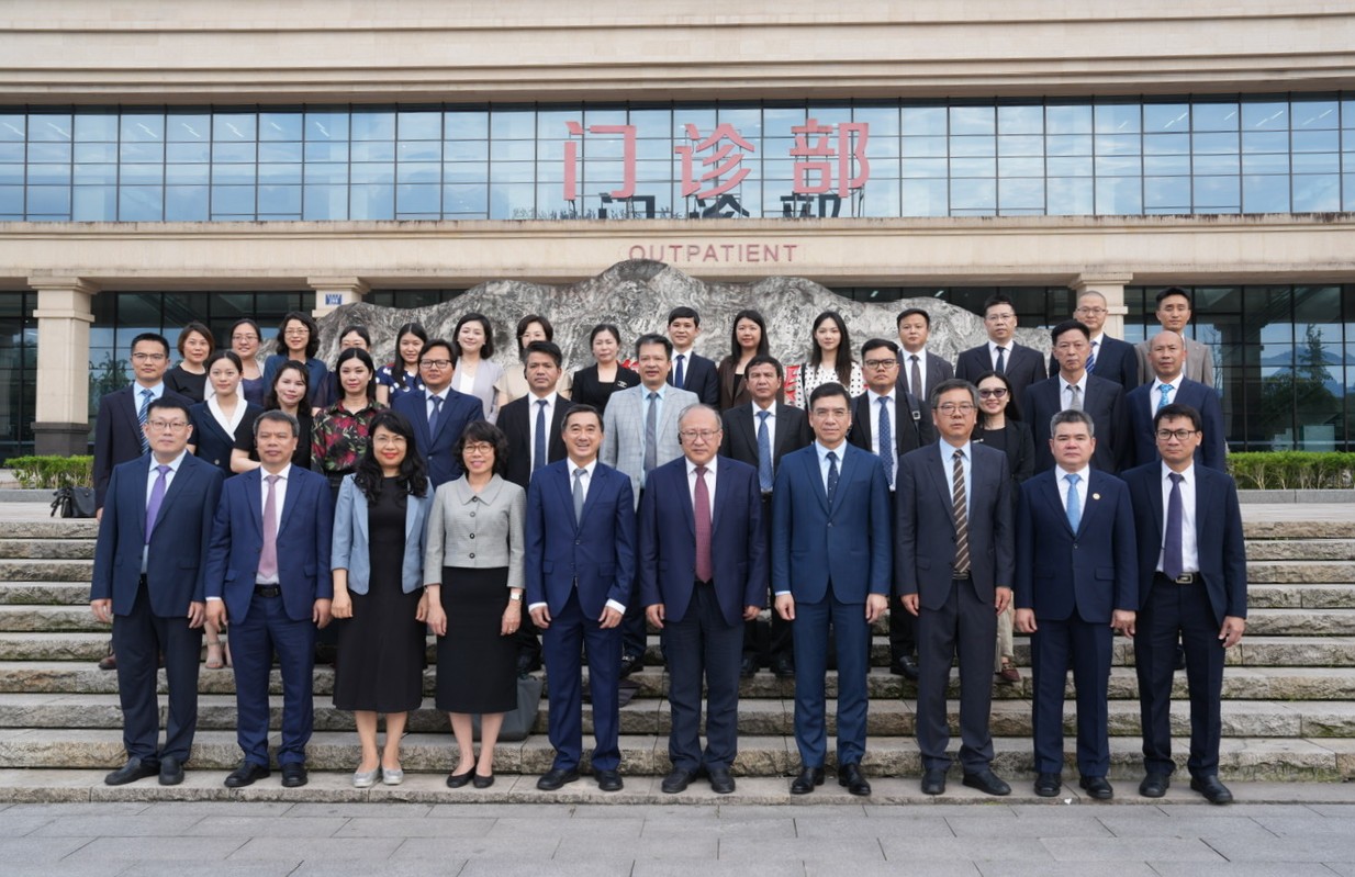 Lãnh đạo KING88 - Nền tảng cá cược World Cup 2026 chính thức cùng đoàn công tác Kinh 888 phiên bản mới Việt Nam thăm, làm việc tại King88 kèo cá cược bóng đá world cup trực thuộc số 2 Đại học Y khoa Trùng Khánh